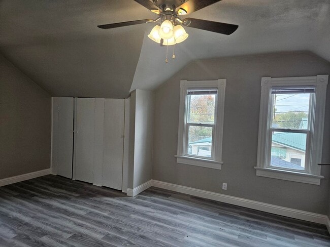 Building Photo - 424 E Fifth St Unit 424 E. 5th, Apt B