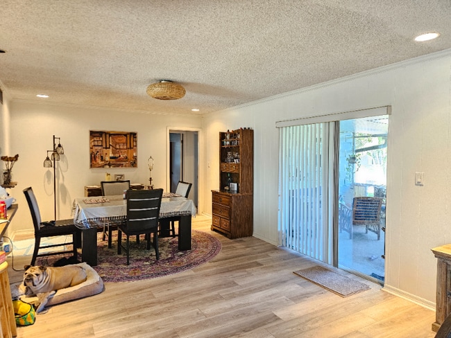 Photo - 425 Vandergrift Dr