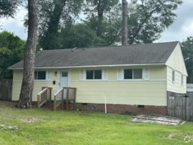 Building Photo - Desirable 3 Bedroom Home