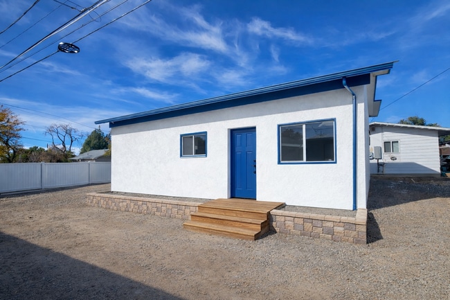 Building Photo - 2015 Elm Ave Unit B-ADU