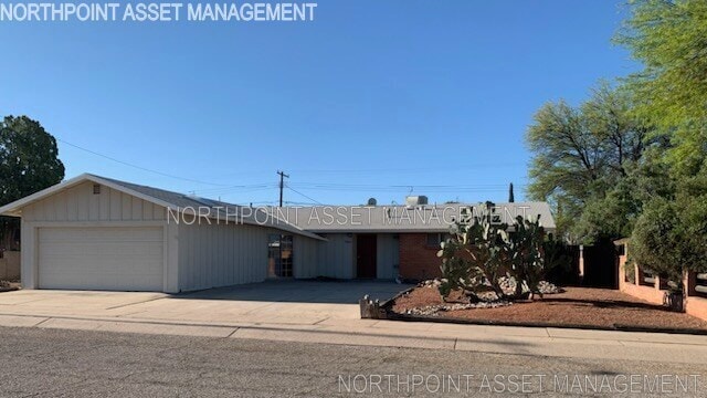 Building Photo - Spacious 3 bd 2 bath home.