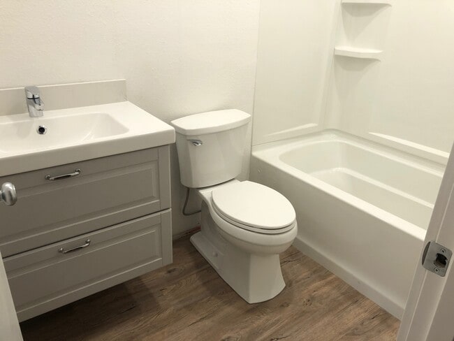 Baño completo - 1102 23rd St