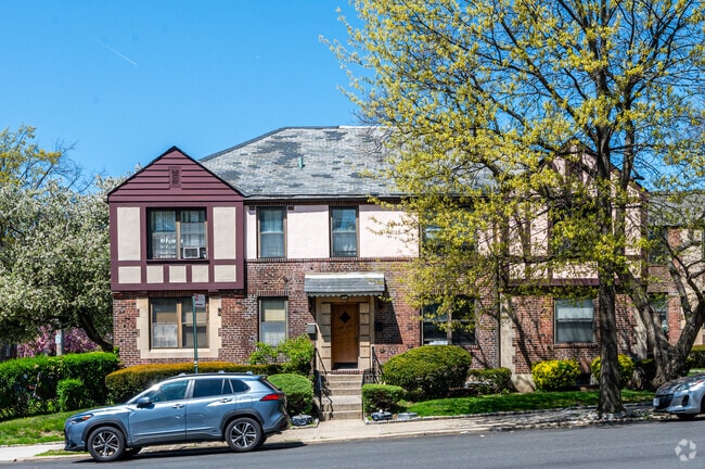 Photo - 76-03 Ditmars Blvd