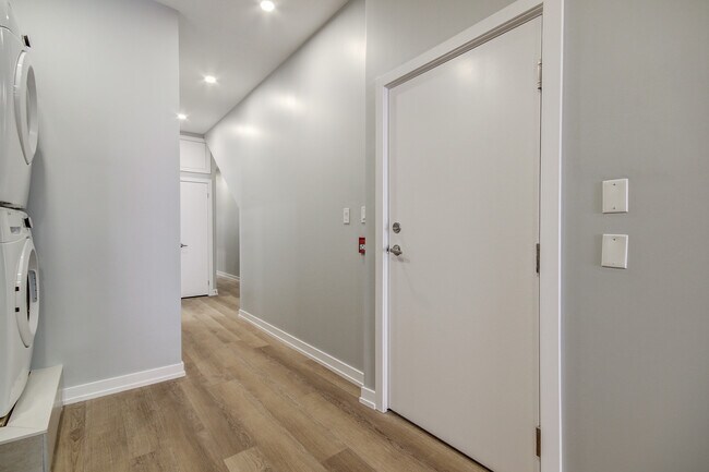 Photo - 453 Dundas St W