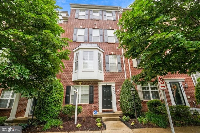Photo - 533 Girard St Townhome