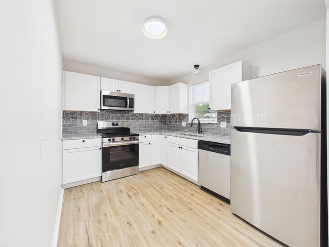 Building Photo - 100 S Oxford Ave