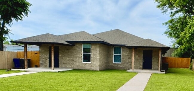 Building Photo - FOR RENT: Stunning & Stylish 2-Bedroom Duplex in Lawton