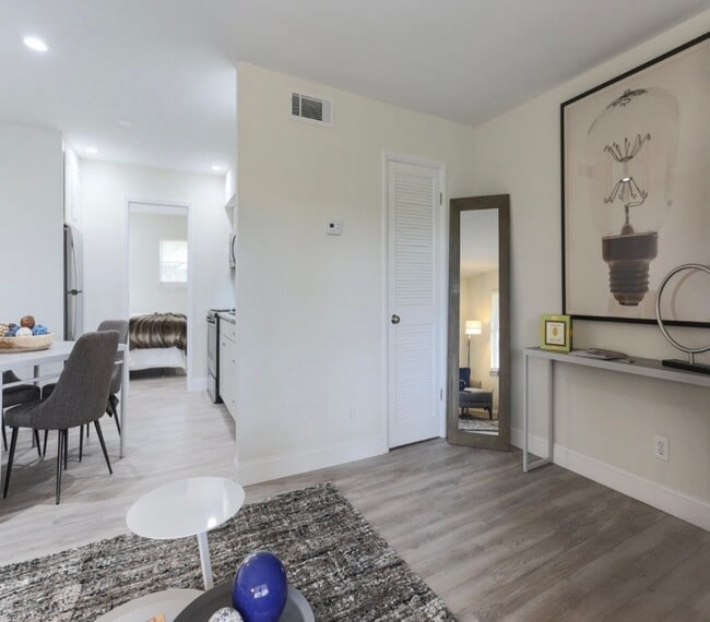 Photo - Cozy 1Bed/1Bath with natural light conveniently located in Durham, minutes from Duke! Water Inclu... Unidad 2006 House Ave,  11