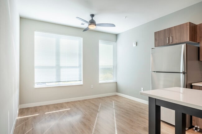 1BR, 1BA - 641SF - Living Room