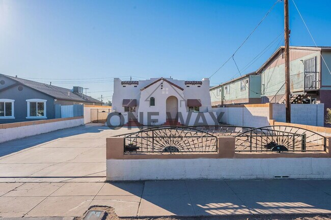 Building Photo - 745 E Pierce St