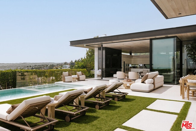 Photo - 1536 Blue Jay Way