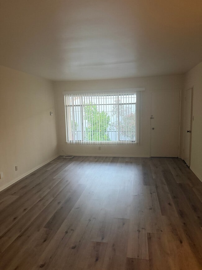 Building Photo - 918 W Huntington Dr