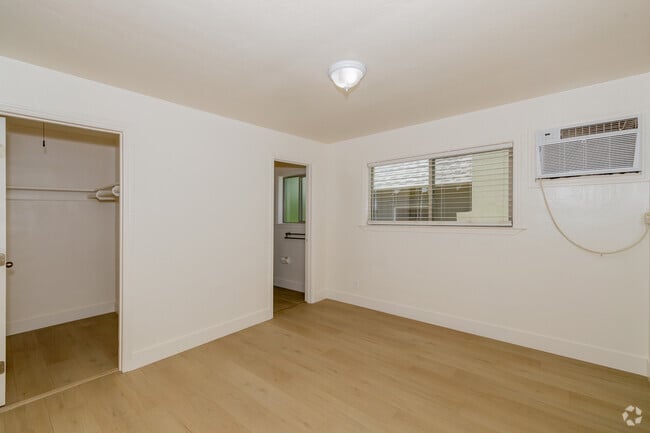1BR, 1BA - 455SF - Bedroom