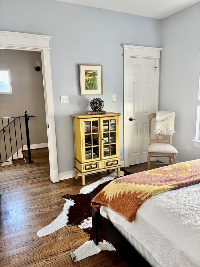 Building Photo - 919 W 15th St