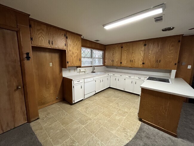 Photo - 2048 Oak Ave