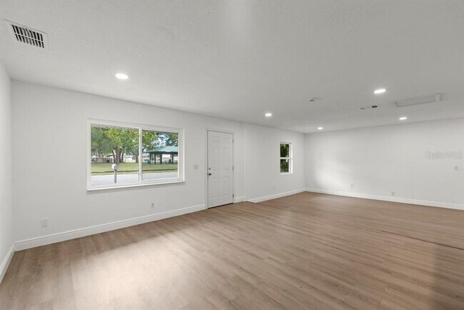 Photo - 1087 Swan St