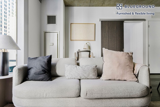 Photo - 215 W Lake St Unidad FL6-ID1342