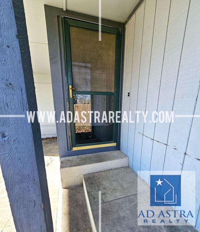 Photo - Nice 3 bed 1.5 bath townhouse in Olathe-Co...