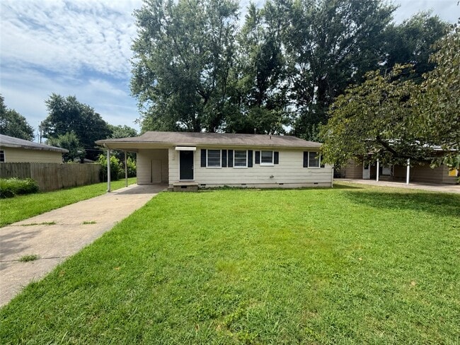 Building Photo - 2205 Dogwood Pl