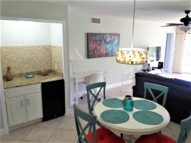 Bar and Computer Desk Area - 8494 Ridgewood Ave Unidad 4304