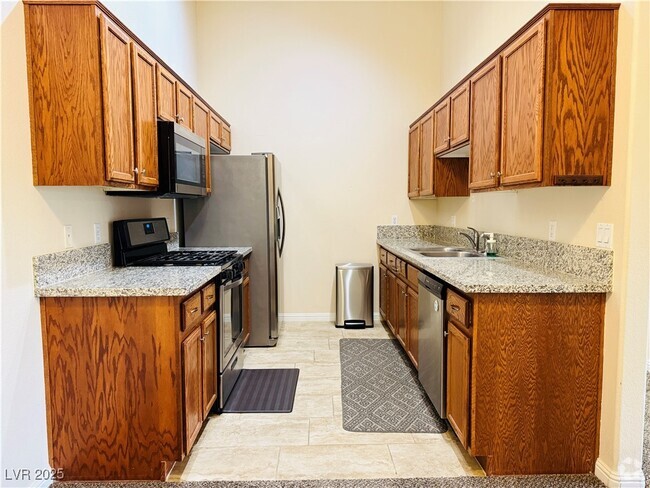 Building Photo - 2305 W Horizon Ridge Pkwy Unit 2221 Rental