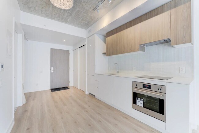 Photo - Bright and Stylish Condo @ Yonge/Eglinton (1+Den, 1 Bath) Unit 317