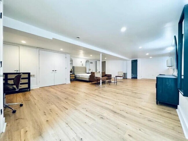 Nice room in a good neighborhood