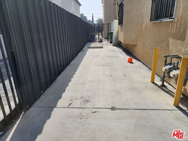 Photo - 750 E 40th Pl Unidad 750