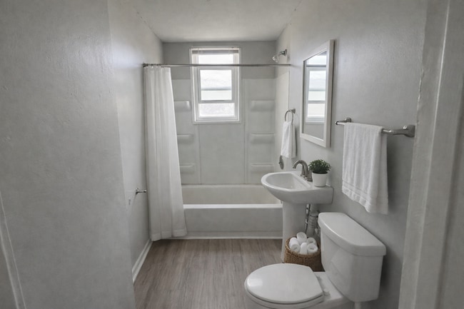 Photo - 843 Lasalle St