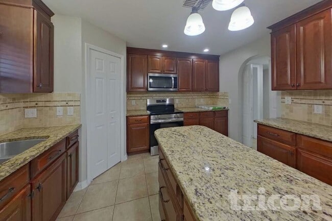 Photo - 546 Granite Cir