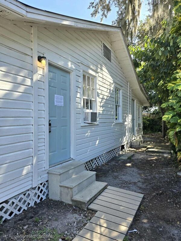 Building Photo - 2219 Everett St Unit Apt A