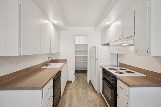 Building Photo - Georgetown Manor Apartments