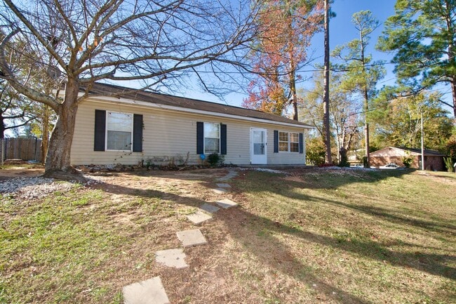 Building Photo - Comfortable Opelika Home — Convenient Location