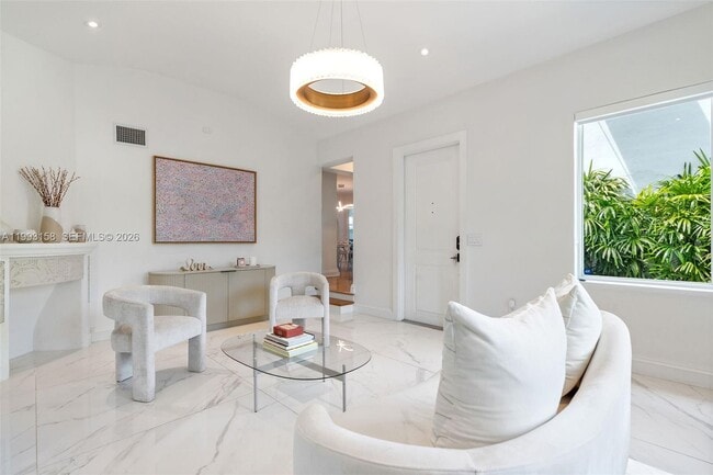 Photo - 634 W 47th St