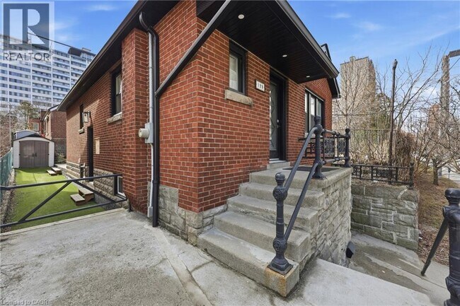 Photo - 129 Jackson St W