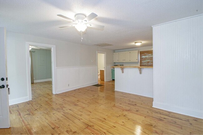 Photo - 2877 Old Clarksville