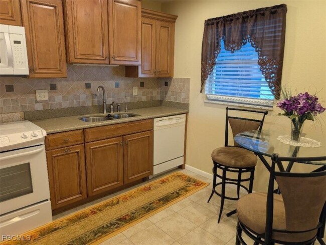 Building Photo - 4940 Vincennes St Unit 204