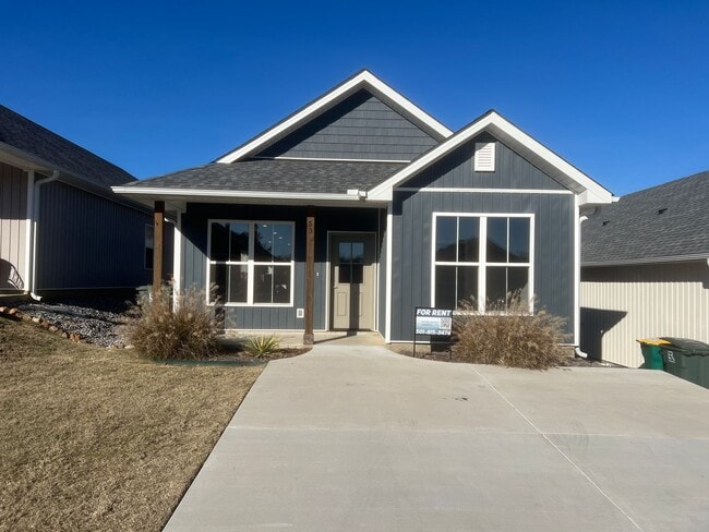 Building Photo - 3 Bed 3 Bath Home