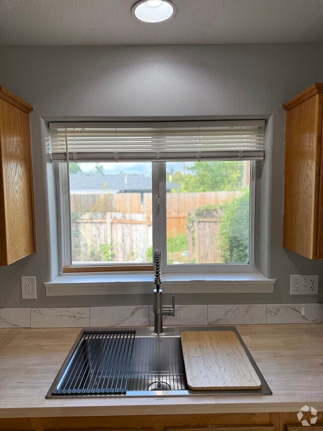 Building Photo - 5623 SE 84th Ave Rental