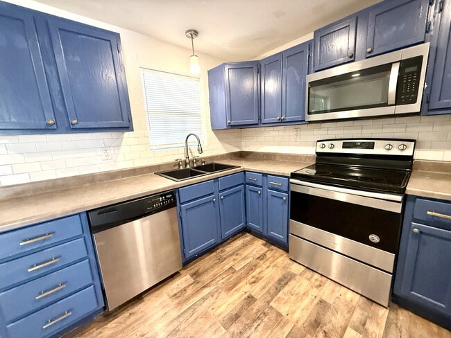 Photo - 560 10th Ave NW