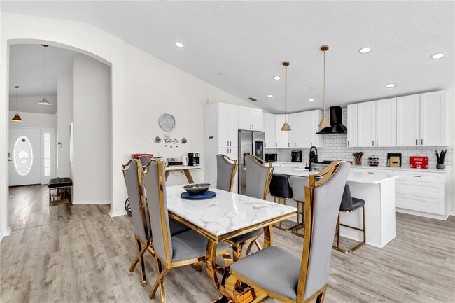 Photo - 458 Hollinghead Loop