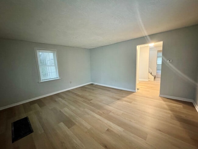 Photo - 612 Guy St NW