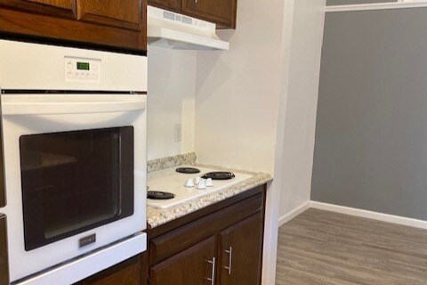 COCINA Y HORNO ELÉCTRICO - Woodley Plaza Apartamentos