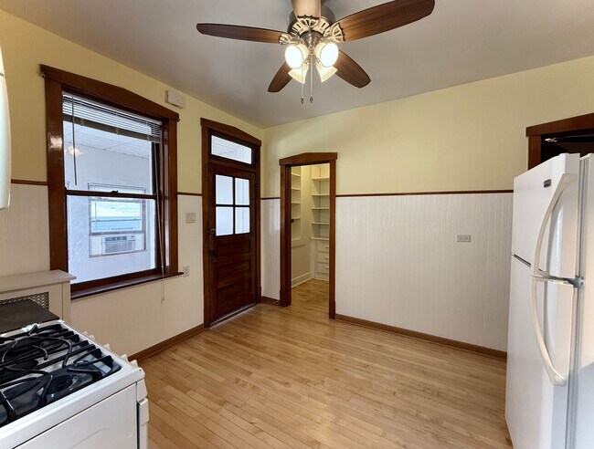 Photo - Gorgeous 2 Bed + Den / 1 Bath Portage Park... Unit 1