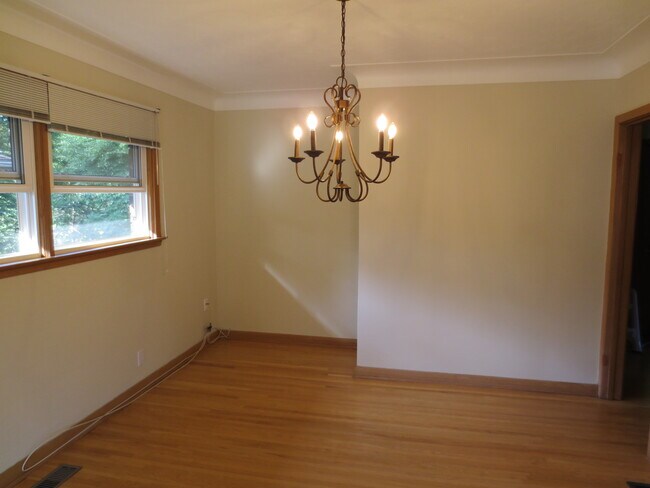 Photo - 387 Wharncliffe Rd N Unit Upper