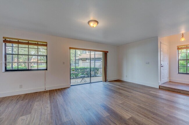 Photo - 1960 Bayberry Dr