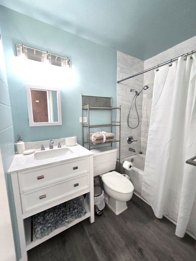 Building Photo - Renovated Furnished Studio in Salt Lake near Airport Unit 516