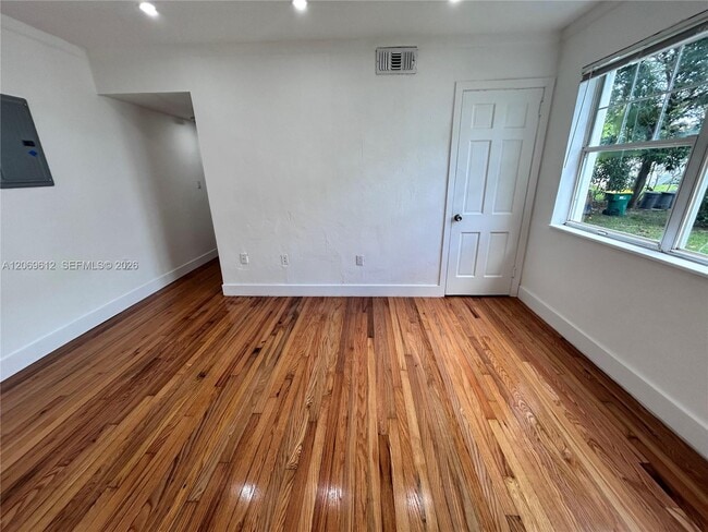 Photo - 15 Sidonia Ave Unit 3