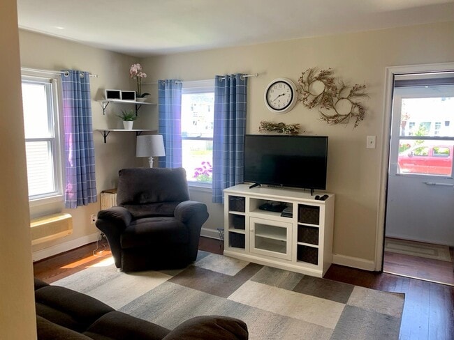 Sala de estar con entrada frontal - 1121 Harry Ct