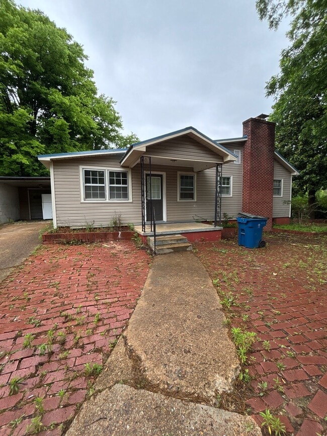Photo - 505 N College St